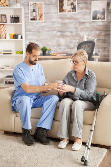 medico hogar ancianos ayudando mujer mayor tomar su medicamento 482257 22850