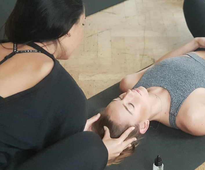 Yoga del Viso: il Segreto per una Pelle Tonica e Rilassata 1 yoga del viso